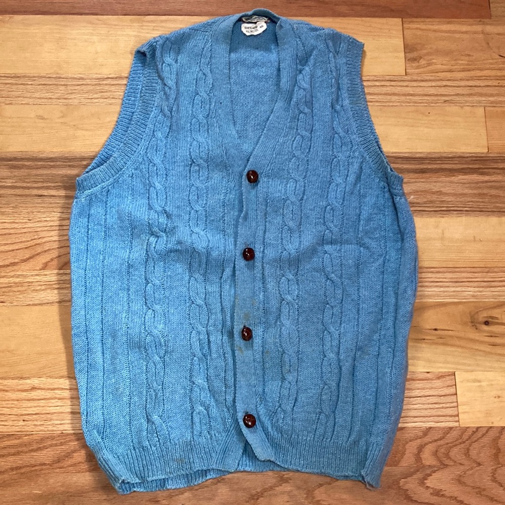 Bloomingdale’s Men’s Store, Alan Paine, Lite Blue Vest Leather Buttons Size 46.